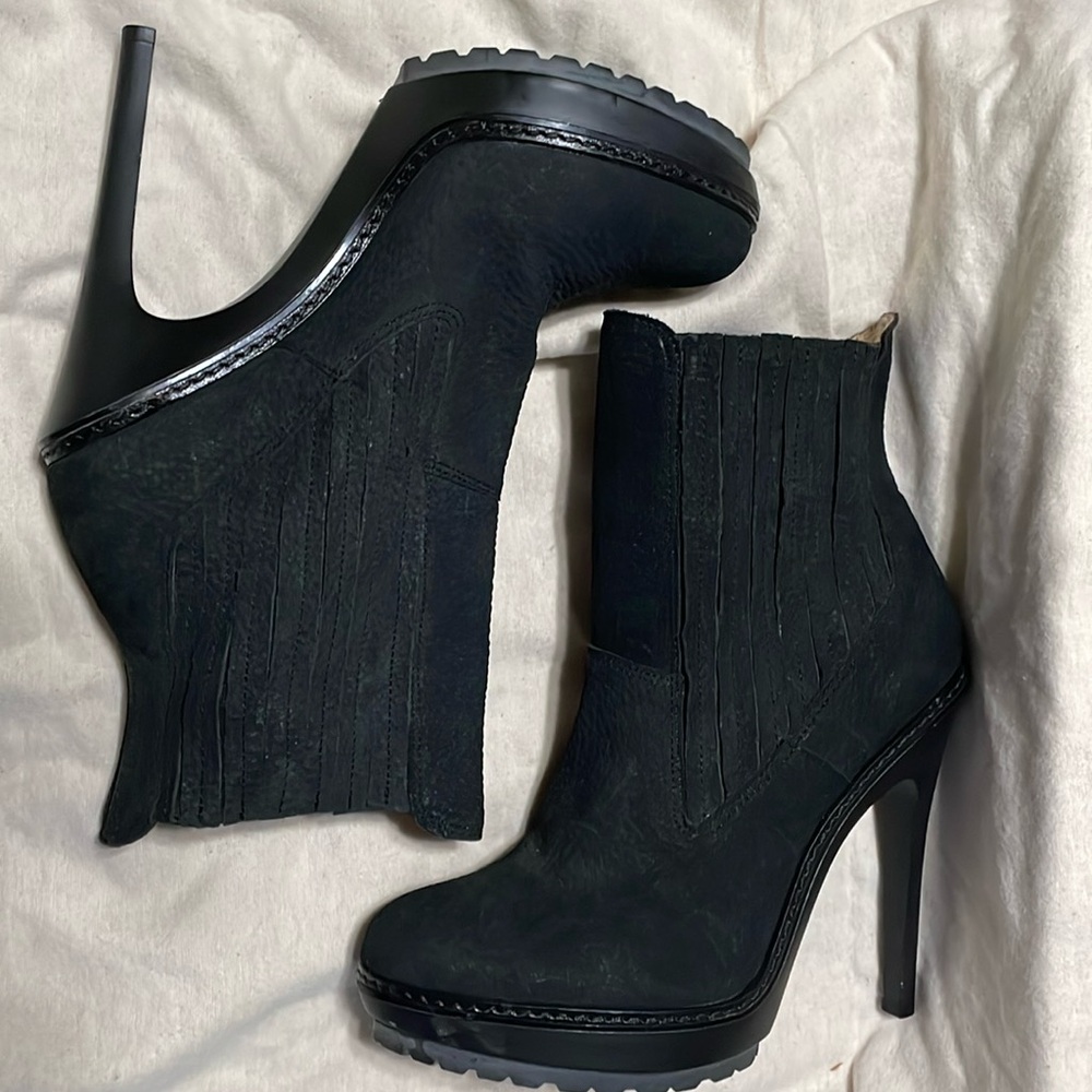 BCBG MaxAzria Virginia Booties Black

Women’s Size 10